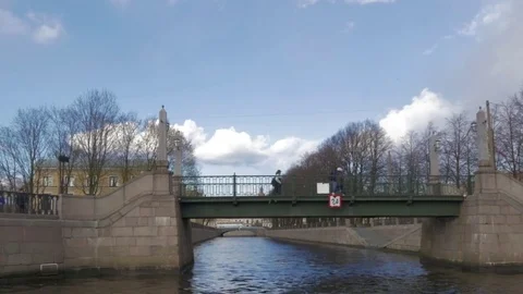 A boat sails alongside a bridge in the city, St. Petersburg, Russia Vídeo Stock 75498100