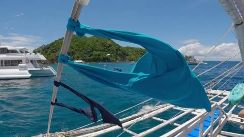 The boat sails between the tropical islands of the ocean 库存影片 243217098
