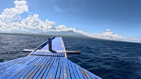 The boat sails between the tropical islands of the ocean 库存影片 243217560