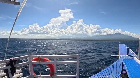 The boat sails between the tropical islands of the ocean 库存影片 243222967