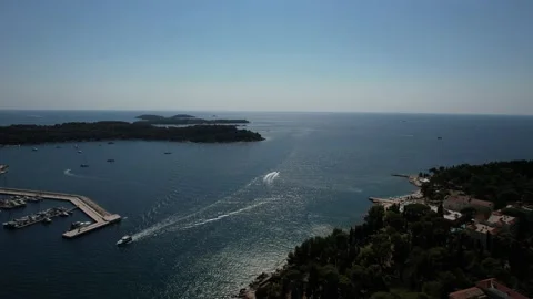 The boat sails to the port Vidéo 170443023