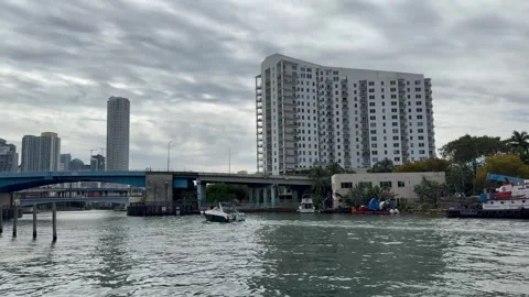 Boat sails through Miami river. Movement of cars traffic on drawbridges. Florida 库存影片 328348281