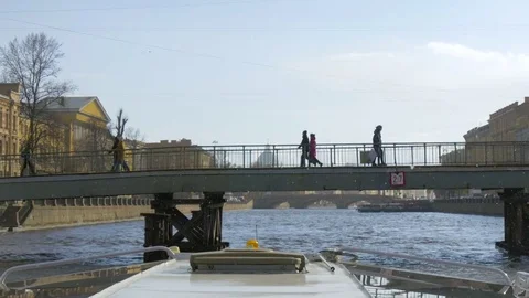 The boat sails under the bridge Vídeo Stock 75498108