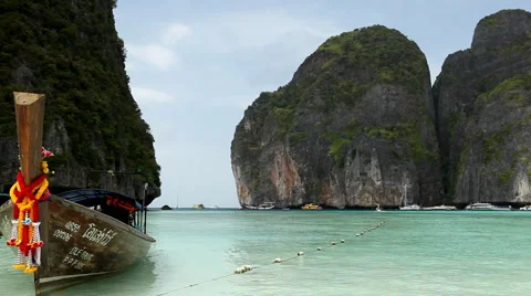 Boat on sand of Maya bay Phi phi island, Thailand, Tropical Sandy Beach Stock Footage 2898879