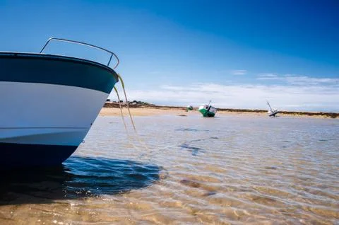 Boat on sand with waves Foto stock