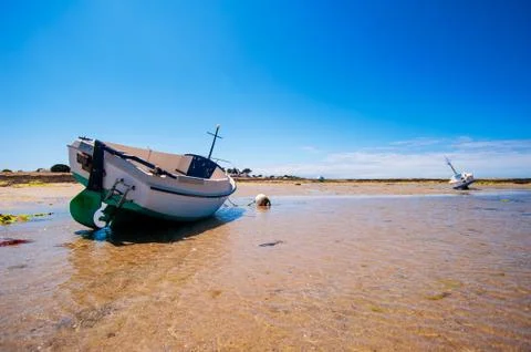 Boat on sand with waves Foto stock