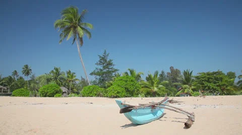Boat on sandy beach 库存影片 23570051