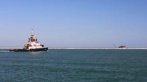 Boat in the sea 動画素材 105250588