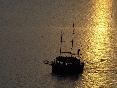 Boat on the sea at sunset Vidéo 76420050