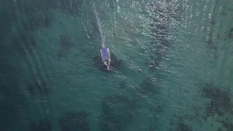 Boat seen from 250m Stockbeeldmateriaal 220202154