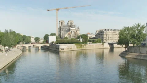 Boat on the Seine river in front of Notre Dame de Paris Video stock 130862818