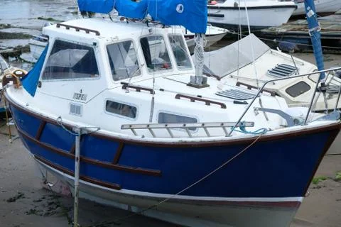 Boat in small harbor Stock-Fotos