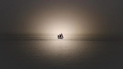 Boat in the smog Stockfoto's