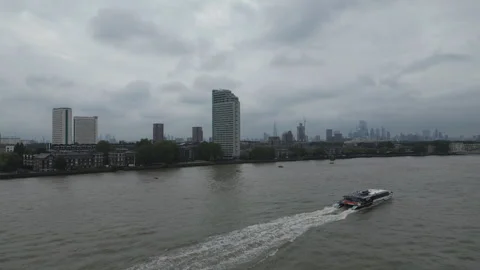 Boat speeding along wide Thames river Stock Footage 315479062