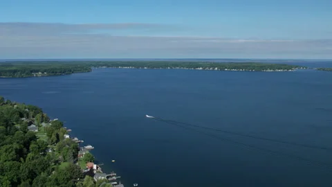 Boat Speeding off into the distance from a high angle Stockbeeldmateriaal 197568693