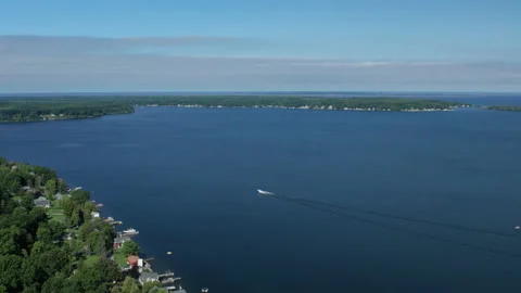 Boat Speeding off into the distance from a high angle Stockbeeldmateriaal 197568701