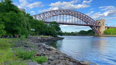 A Boat Speeding by the Hell Gate and JFK Bridge Video stock 139221129