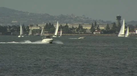 Boat Speeding Though The Marina 2 Stockbeeldmateriaal 19187296