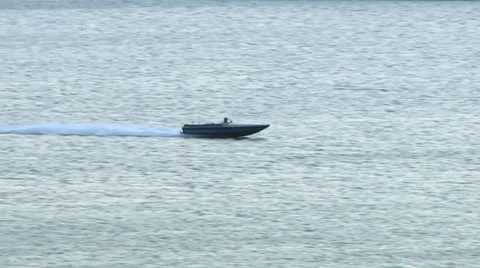 Boat speeing by on Lake Travis 库存影片 39296086