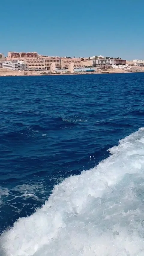 Boat splash wake in blue sea with Hurghada coast skyline in Egypt 스톡 동영상 341313808