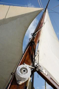 Boat standing and running rigging - mainsail,backstay,pulley blocks,winch Foto stock
