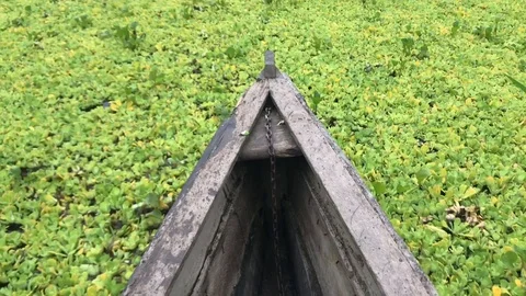 Boat stem plowing through Amazonas river Vídeo Stock 105178695