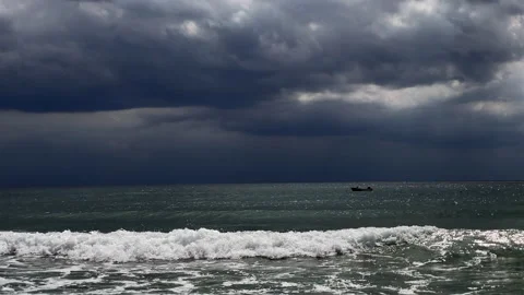 Boat before storm 库存影片 195024818
