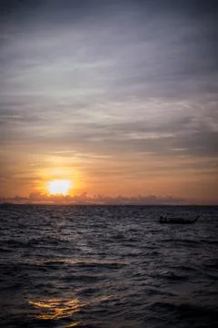 Boat in sunset close to Ko Phi Phi. Foto stock