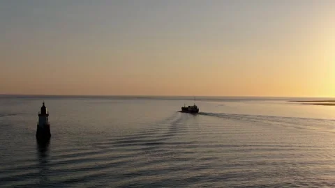 Boat sunset zoom 動画素材 242543467