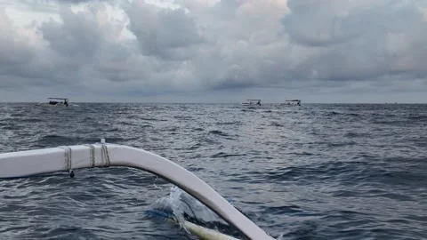 Boat support floats (outriggers) while the boat speeds across the sea Vidéo 346836983