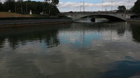 The boat swims under the bridge Vidéo 79576004