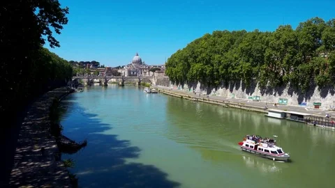 A boat in Tiber river Video stock 75350567
