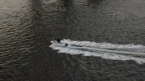 Boat tracking, bridge reveal 스톡 동영상 113704109