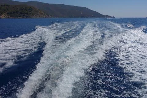 Boat trails in water Stock-Fotos