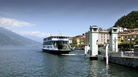 Boat trip on lake como Stockbeeldmateriaal 33391790