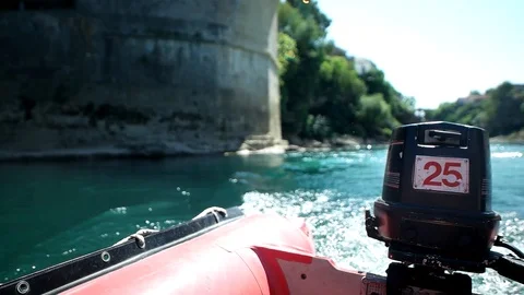 Boat trip on the river under Old Bridge view in Mostar, Bosnia and Herzegovina. Vídeo Stock 93586952