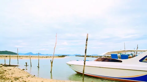 Boat on a tropical beach Stock-Footage 38689603