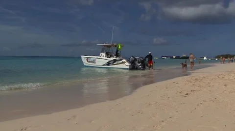 Boat on Tropical Beach Vídeo Stock 48819118