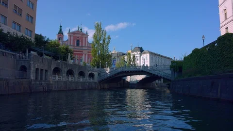 With a boat under the famous bridge Stock-Footage 113073296