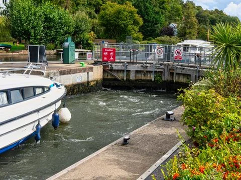 Boat waiting in Marsh Lock as it fills to cross into the River Thames in He.. Stock Photos