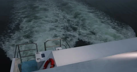 Boat Wake In Ocean At Dawn Vídeo Stock 147363723