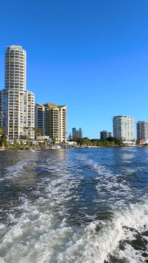 Boat Wake on River Facing Surfers Paradise Skyline in Gold Coast Australia Video stock 347113703