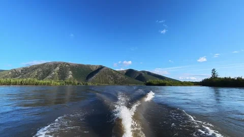 Boat Wake on River with Mountain Scenery 库存影片 341413178