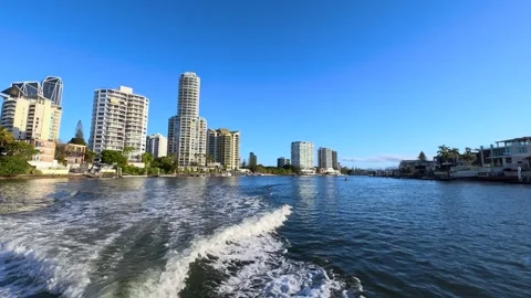 Boat Wake on River Overlooking Surfers Paradise Skyline in Gold Coast Australia Vídeo Stock 347106957