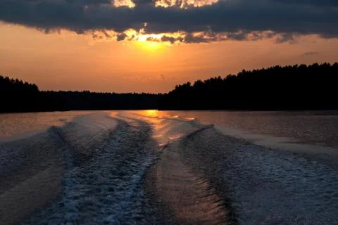 Boat Wake at Sunset Stock-Fotos