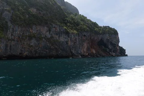 Boat Wake on the Water at Phi Phi Island Fotos Stock