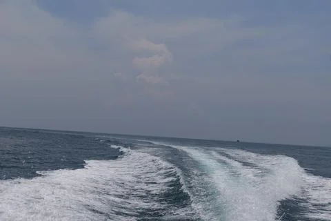 Boat Wake on the Water at Phi Phi Island Fotos Stock