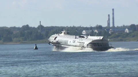 Boat on a wide river Vídeo Stock 72774274