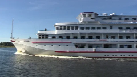 Boat on a wide river Vídeo Stock 72774666