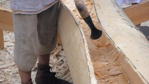 Boatbuilder using adze to carve wooden sailboat Video stock 101004091